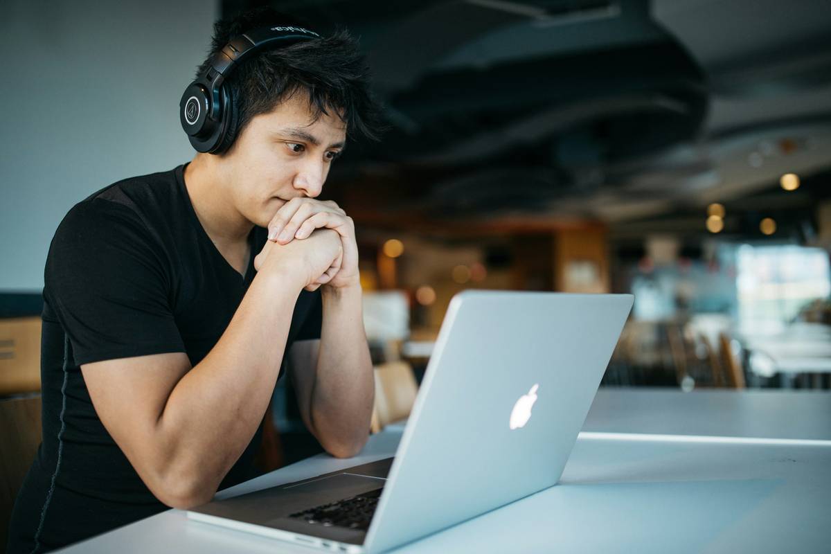 learn for detect fraud: dashboard showing suspicious login attempts on an online course platform